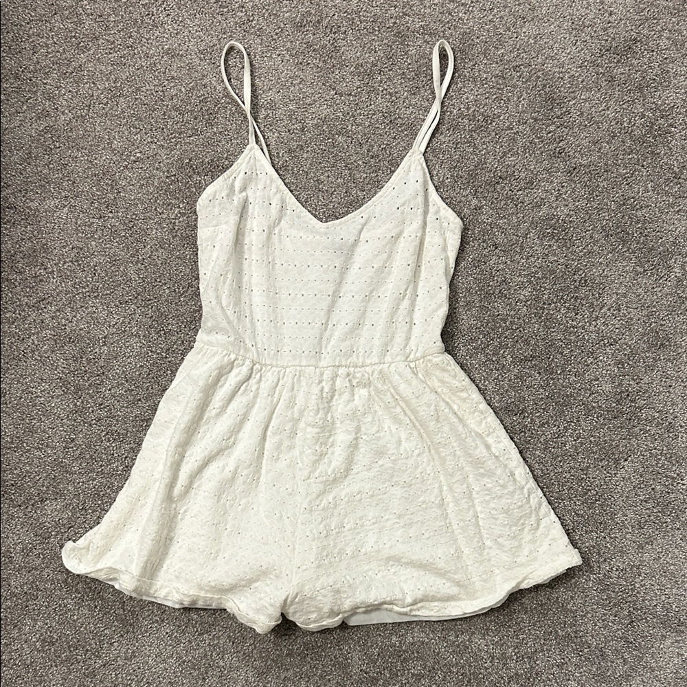 3/15$ 🛍️ White Eyelet Romper
